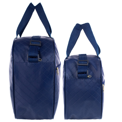 Duas bolsas de maternidade azul escuro com textura matelassê de formato estruturado.