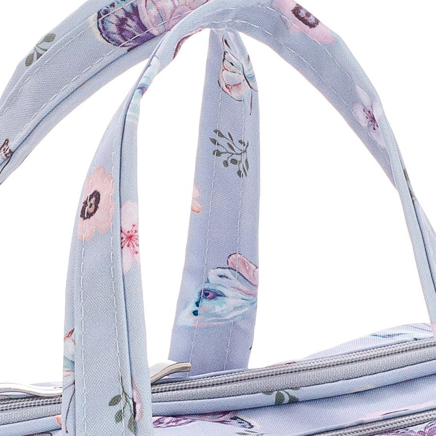 Close nas alças de tecido azul-claro estampadas com flores e borboletas delicadas.