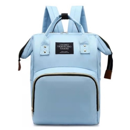 Mochila maternidade azul clara estruturada, vista de frente, com alças de mão e bolso frontal.