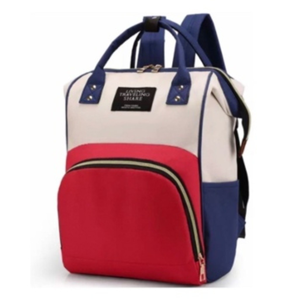 Mochila de maternidade tricolor bege, vermelha e azul, fotografada de frente em fundo branco.