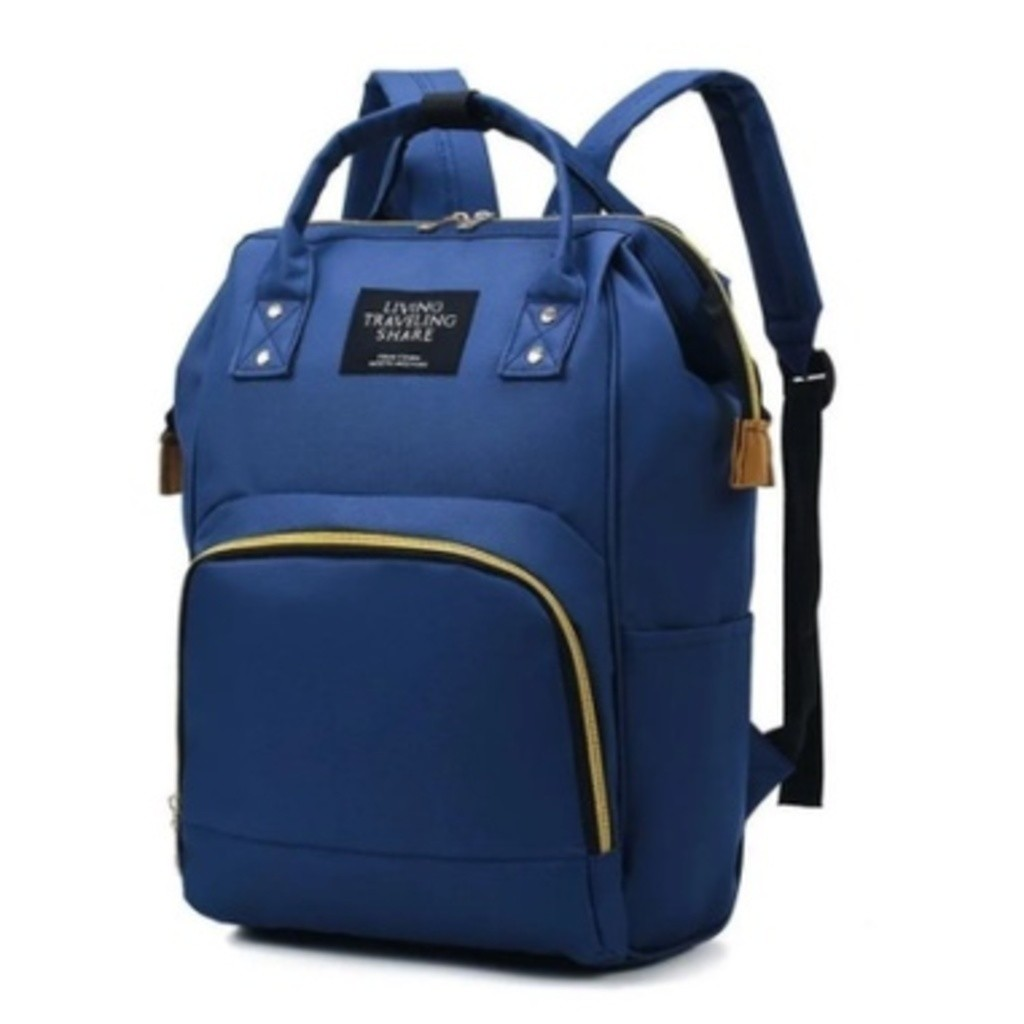 Mochila de maternidade azul com zíperes dourados, vista em ângulo de três quartos.