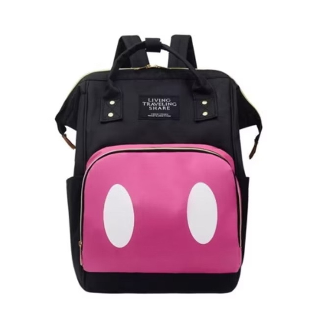 Mochila preta de frente com bolso rosa vibrante e duas formas ovais brancas.