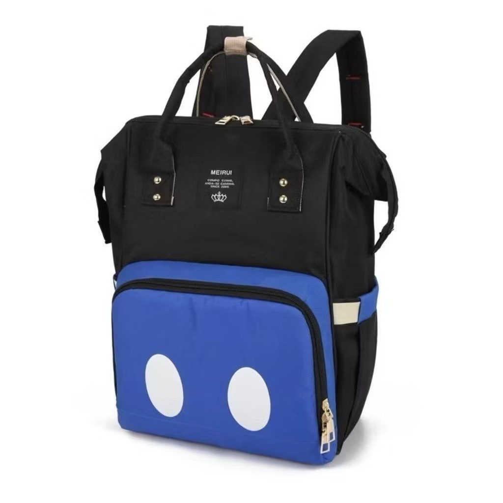 Mochila preta e azul em ângulo diagonal com dois grandes círculos brancos no bolso.