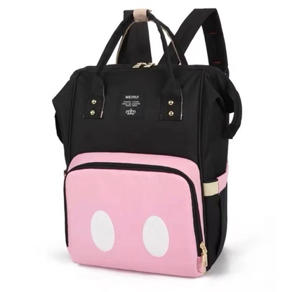 Mochila preta com bolso frontal rosa e duas elipses brancas, vista de ângulo diagonal.
