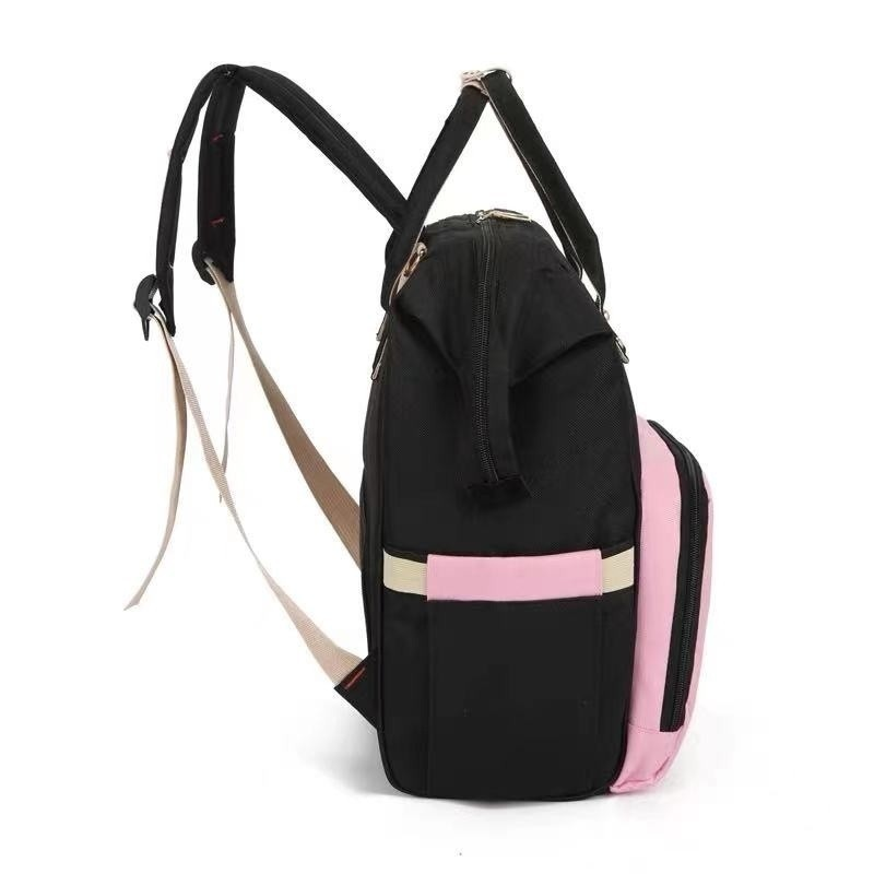 Vista lateral de mochila de maternidade preta com detalhes em rosa e alças bege.