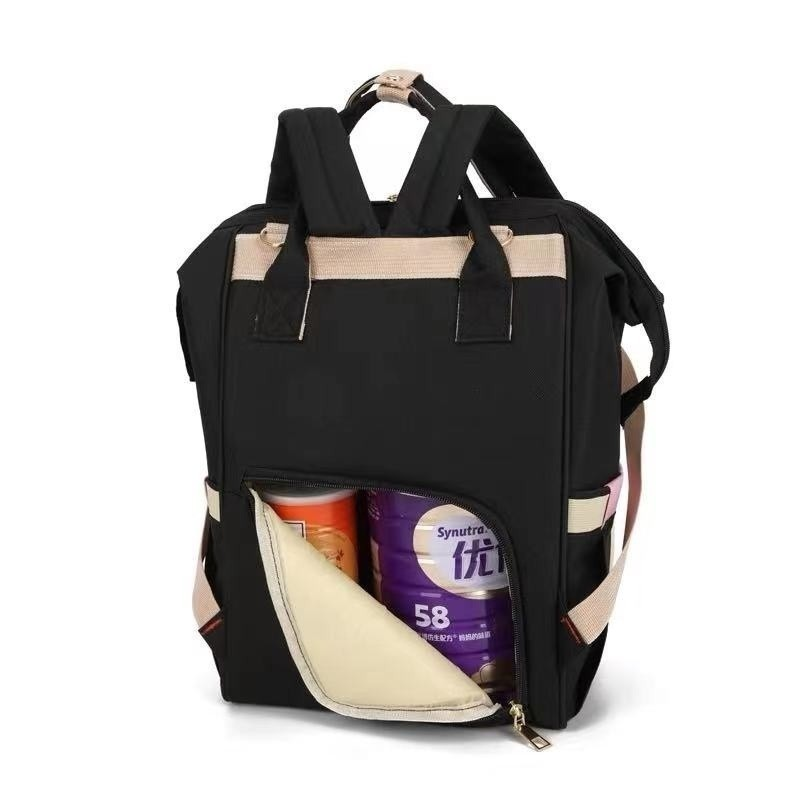 Mochila preta e bege estruturada vista de trás, com abertura revelando latas de fórmula.