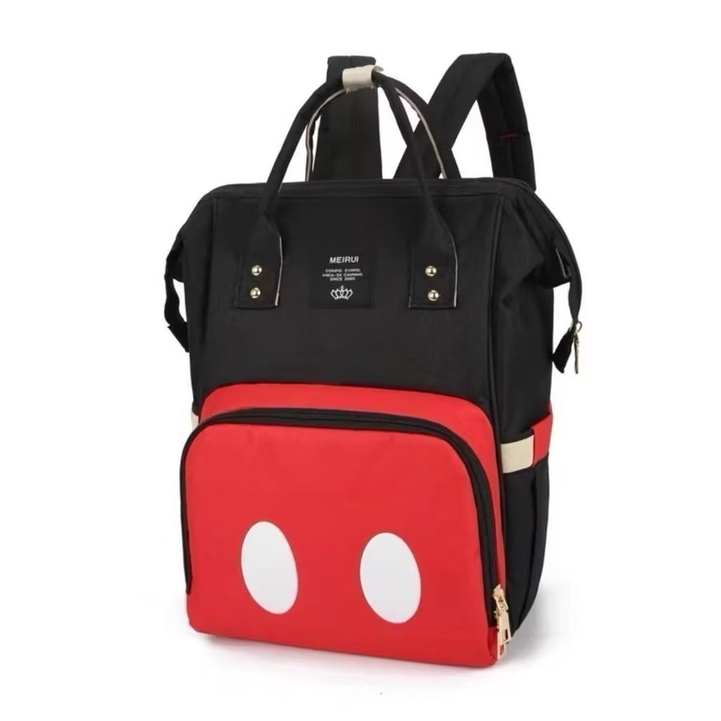Mochila preta e vermelha com círculos brancos, vista de frente em ângulo inclinado.