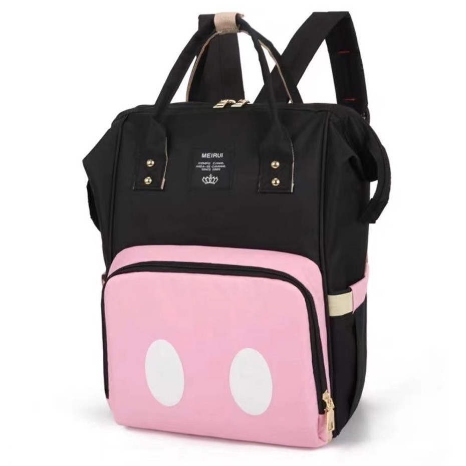 Mochila preta com bolso frontal rosa e dois ovais brancos, vista de frente.