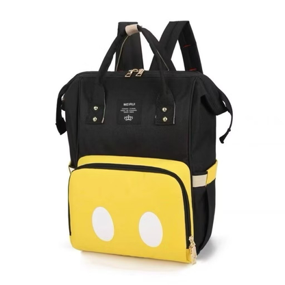 Mochila estruturada preta e amarela com dois círculos brancos vista em ângulo frontal.