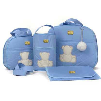Kit de bolsas de maternidade azul-claro com aplique de ursinho em fundo branco.
