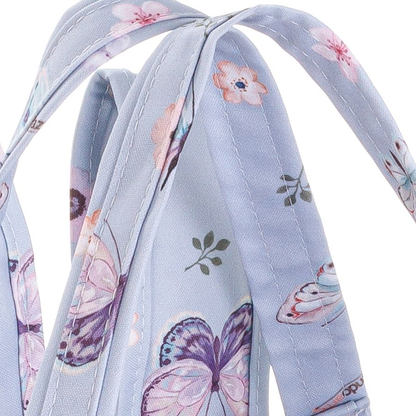 Detalhe aproximado das alças em tecido azul-claro estampado com borboletas e flores.