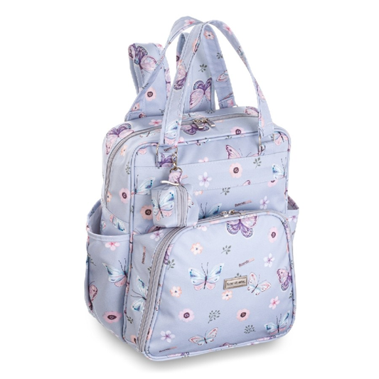 Mochila de maternidade azul-clara com estampa de borboletas, em ângulo de três quartos.