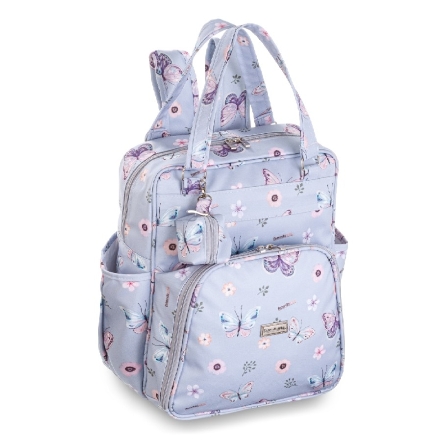 Mochila de maternidade azul estampada com borboletas e flores, em ângulo três quartos.