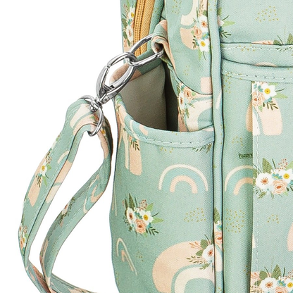Detalhe lateral de bolsa verde-claro estampada com bolso, alça e fecho de metal.