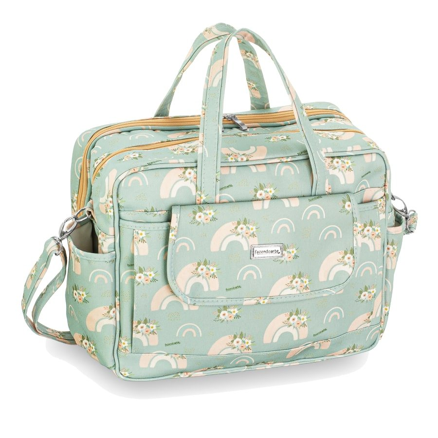 Bolsa de maternidade verde-clara com estampa de arco-íris e flores, mostrada em ângulo.