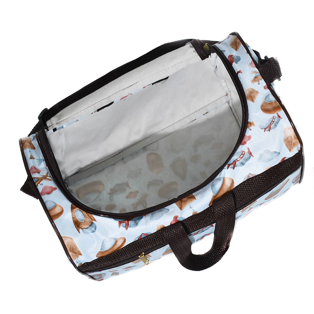 Bolsa maternidade azul estampada aberta em ângulo superior, exibindo amplo interior branco.