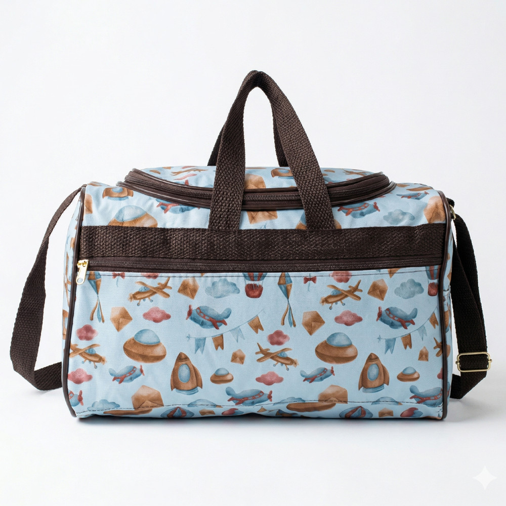 Bolsa maternidade retangular azul estampada com aviões, alças marrons, vista frontal em fundo branco.