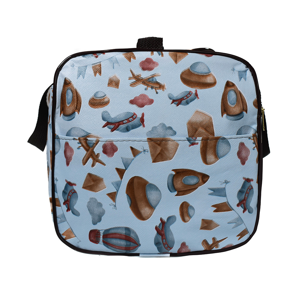 Bolsa quadrada azul-clara com estampa de foguetes e aviões em vista frontal.