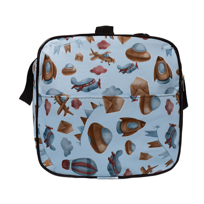 Bolsa quadrada azul-clara com estampa de foguetes e aviões em vista frontal.