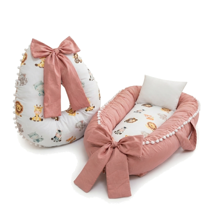 Kit de ninho e almofada de amamentação rosa com estampa safari e laços grandes