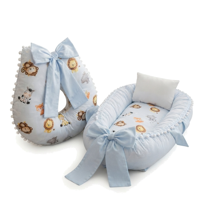 Kit azul-claro de ninho de bebê e almofada de amamentação com estampa safari.