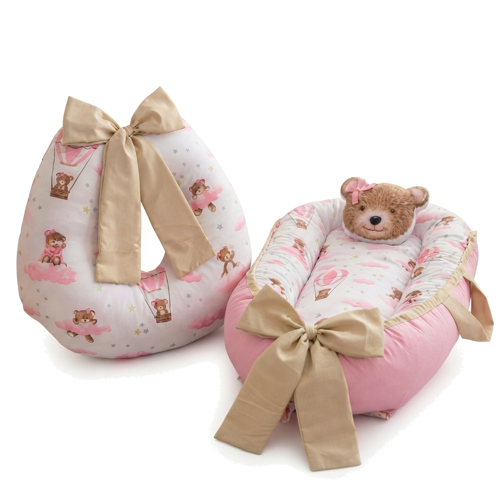Almofada de amamentação e ninho de bebê rosa e bege com estampa de ursinhos.