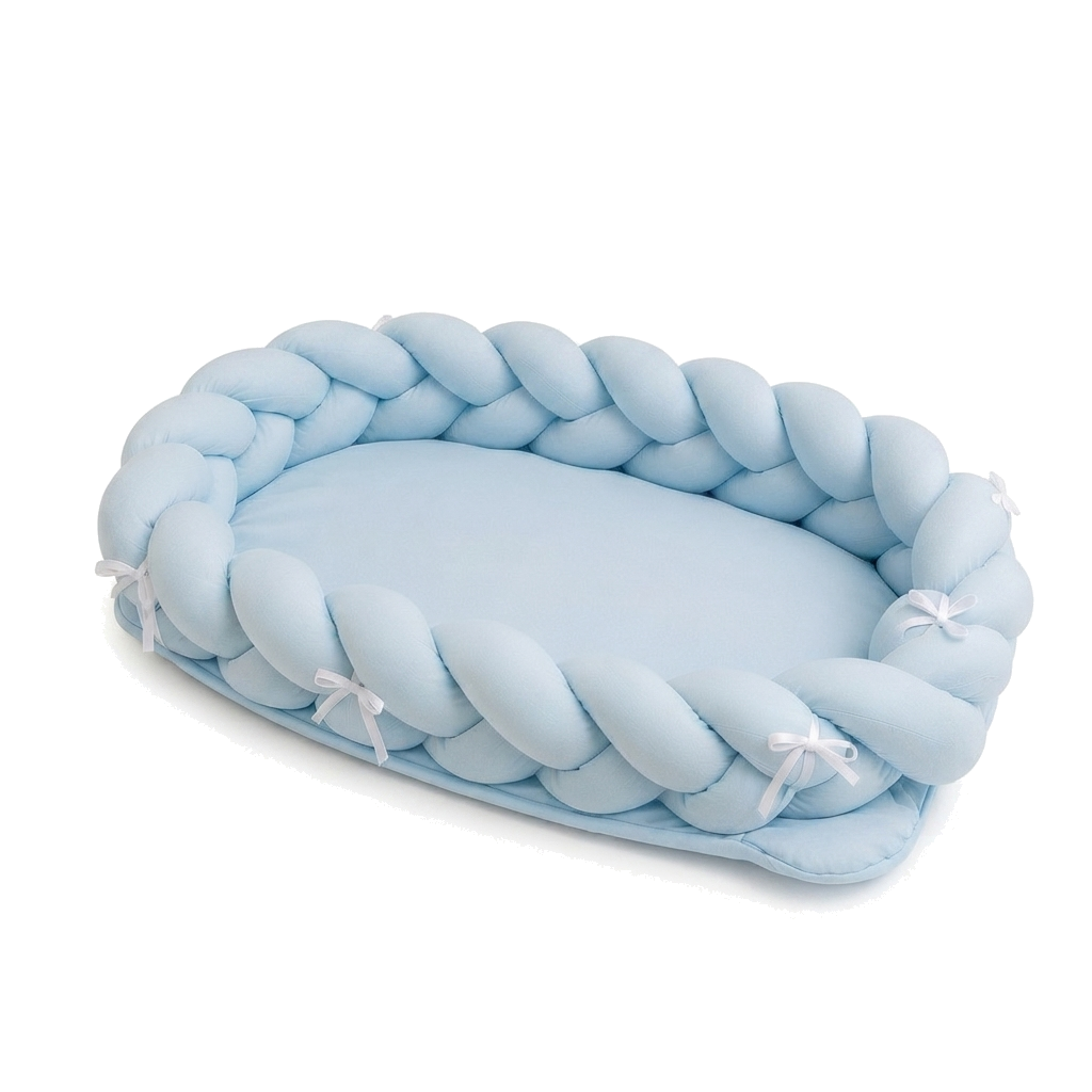 Ninho de bebê oval azul claro com borda trançada e pequenos laços brancos.