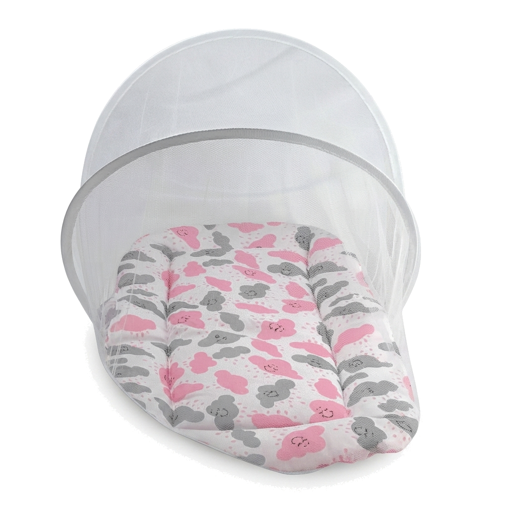 Ninho de bebê oval com colchonete de nuvens rosa e cinza sob mosquiteiro branco.